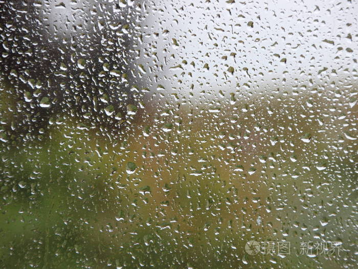 绿园背景窗上的雨滴照片 正版商用图片2o0ezm 摄图新视界 绿园背景窗上的雨滴照片 正版商用图片2o0ezm 摄图新视界