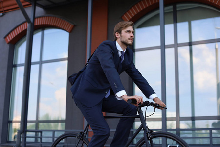 骑自行车上班图片