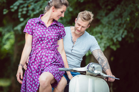 坐在男朋友腿上的女人照片