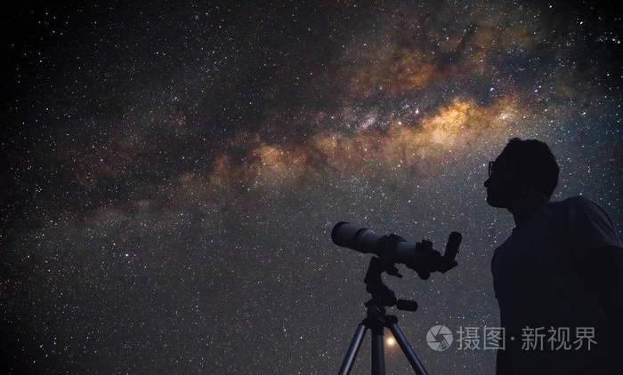 天文学家用望远镜观察星星和月亮我的a