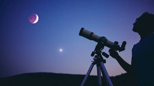 天文学家用望远镜观察星星和月亮.我的a照片