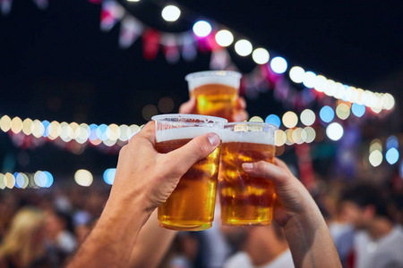 朋友们晚上在bac里用去焦灯喝啤酒照片