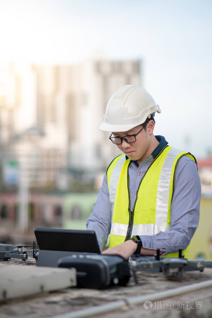 使用无人机进行现场勘测的亚洲工程师