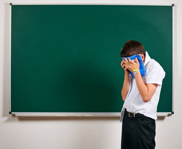 吵闹的小孩图片