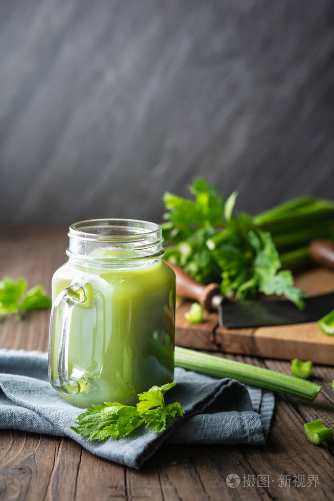 新鲜的纯芹菜汁装在有复印空间的玻璃罐子里