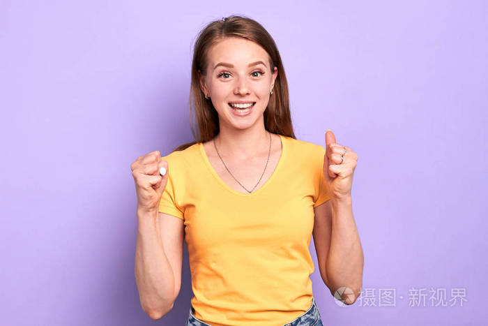 开朗的毕业女孩握紧拳头庆祝自己考上大学照片-正版商用图片2o0t0v-摄