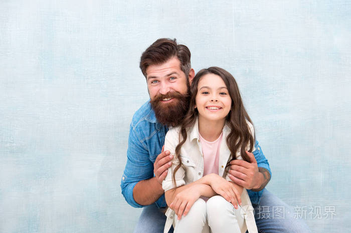 家人的拥抱.父女俩抱着浅色的背景.友好关系.概念父亲节.