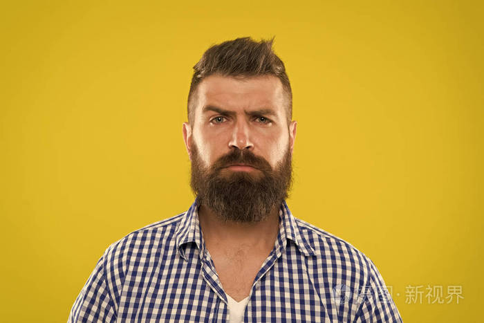 头发和胡须护理.胡子男人.男理发师护理.成熟的有胡子的时髦人士.