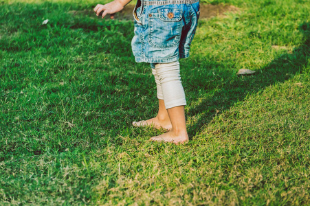 小朋友践踏草坪的图片图片