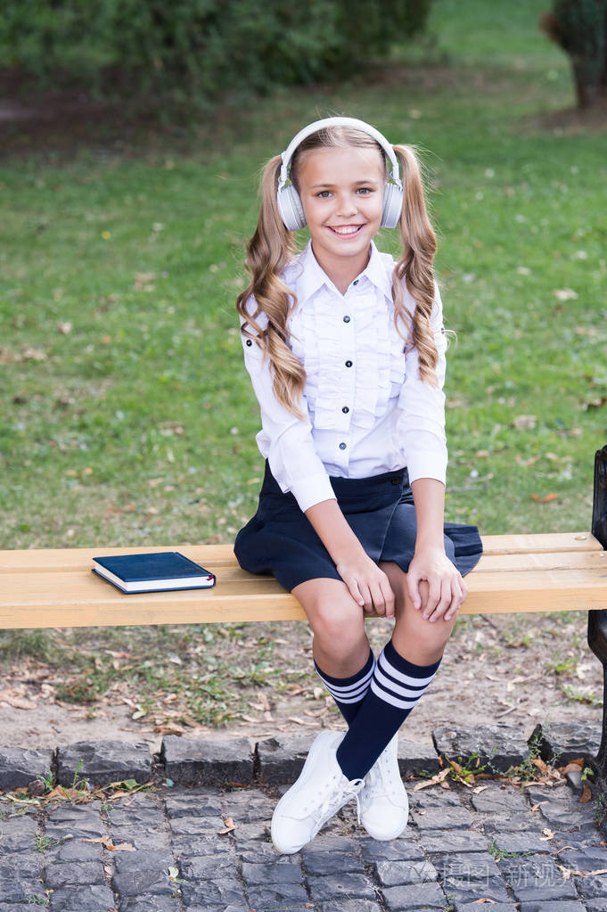 丰富你的生活穿着优雅复古校服的女生听有声读物老派音乐回到学校使用