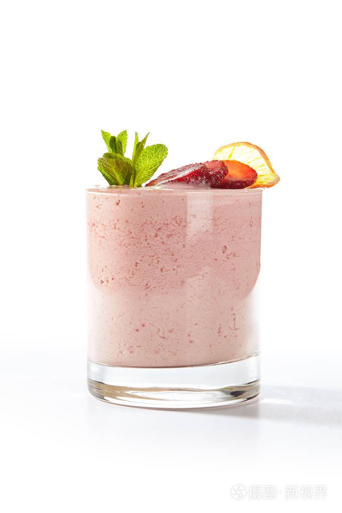 新鲜自制草莓酸奶冰沙隔离在白色