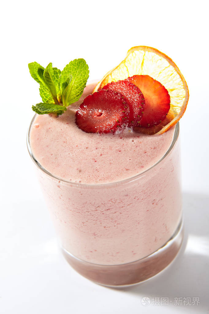 新鲜自制草莓酸奶冰沙隔离在白色