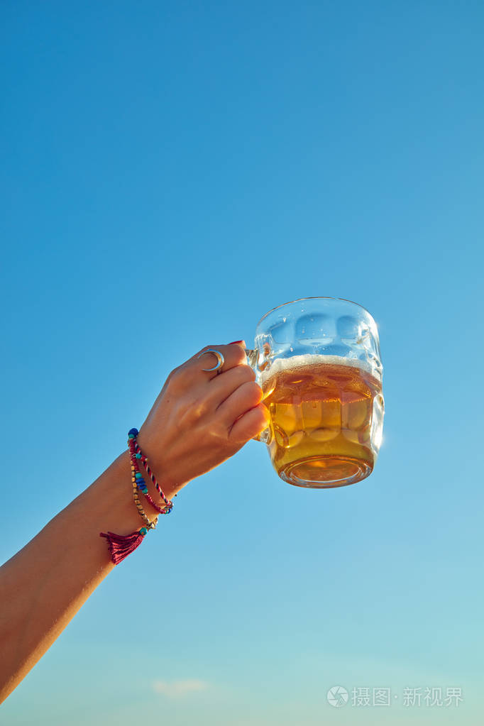 在户外室外拿着一杯啤酒的女人