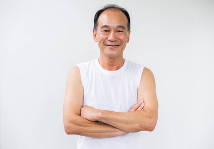 健康快乐的老爷爷在健身房健身.照片