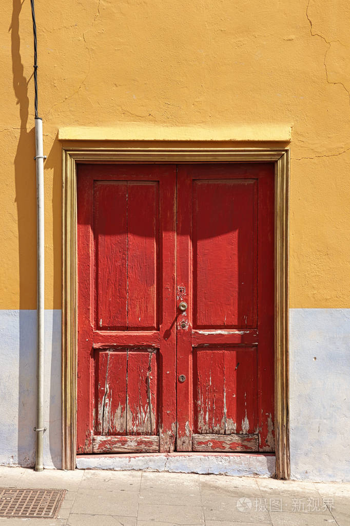 加那利群岛特内里费市圣克鲁斯市的一个老城区五颜六色的街门