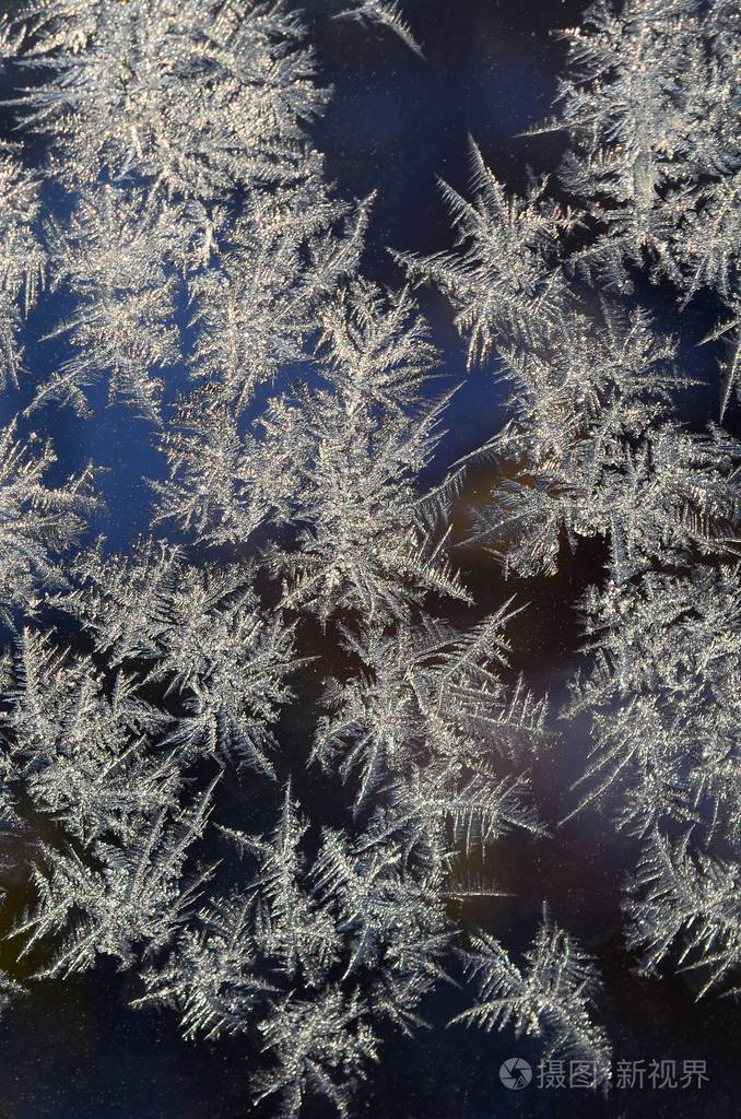 玻璃窗玻璃上的雪花霜霜