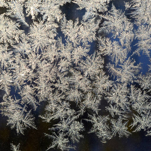 玻璃窗玻璃上的雪花霜霜图片