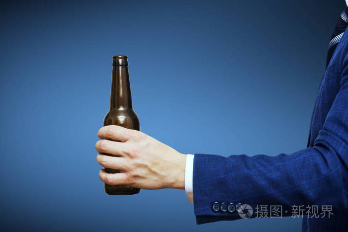 男生手拿啤酒的照片图片