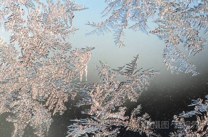 玻璃窗玻璃上的雪花霜霜