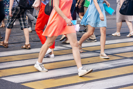 匆忙行人行人过街处行人的脚步照片