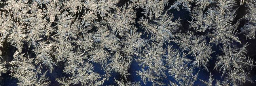 玻璃窗玻璃上的雪花霜霜图片