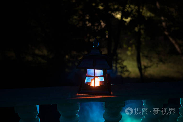 夜间复古风格的灯笼。花园的阳台上有一盏漂亮的彩灯。