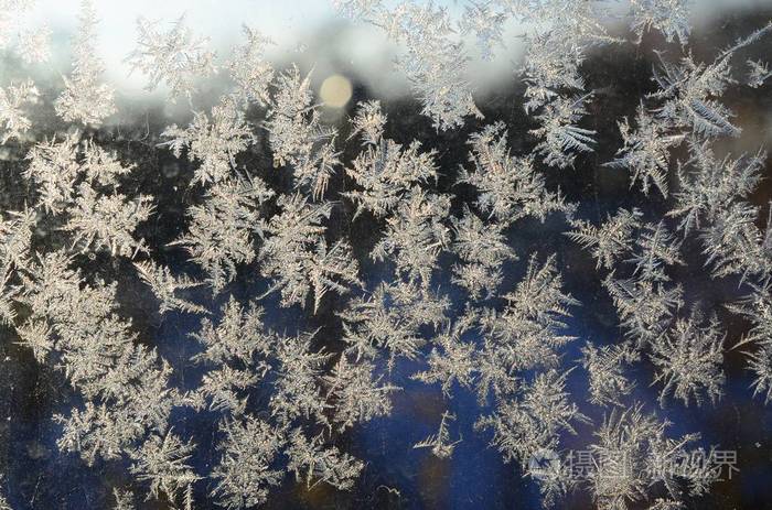 玻璃窗玻璃上的雪花霜霜