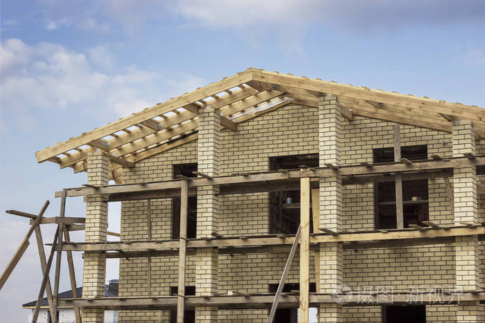 在建砖房的木屋顶