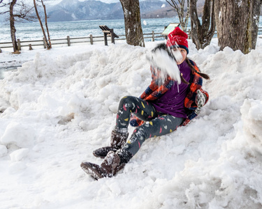 小女孩在雪地里玩图片