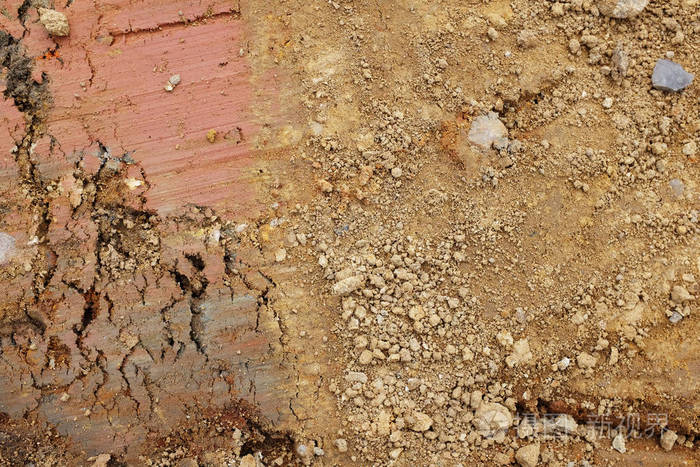 红褐色粘土和黄壤的地面开挖