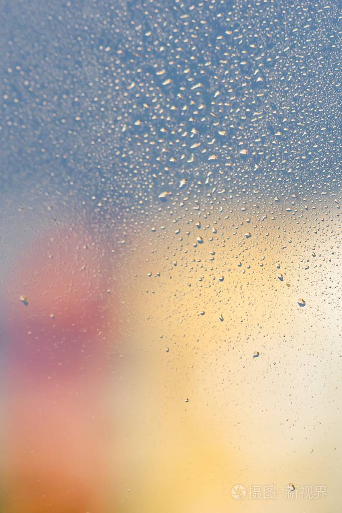 雨滴落在窗玻璃上灰色粉色黄色背景复印空间