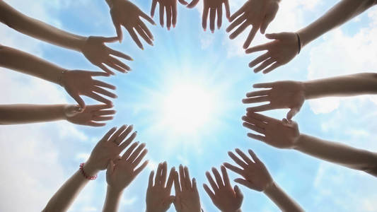 不同的人携手合作.照片