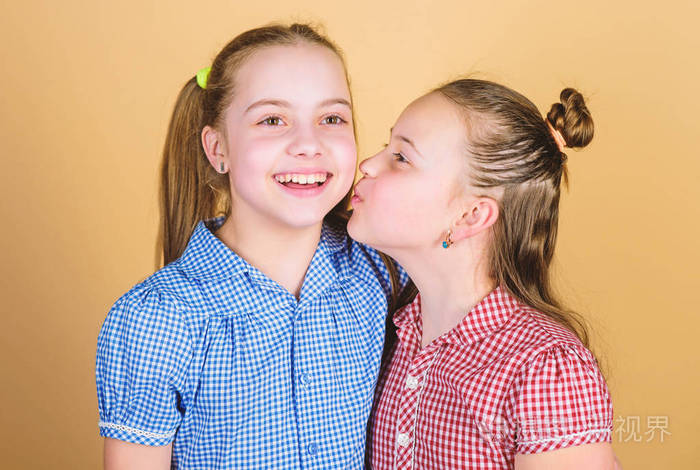 快乐的童年女孩姐妹在一起玩得很开心可爱的姐妹笑脸家庭之爱姐妹关系