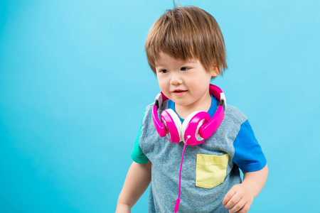 幼儿用耳机听音乐图片