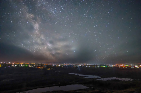 星空背景下的夜市图片