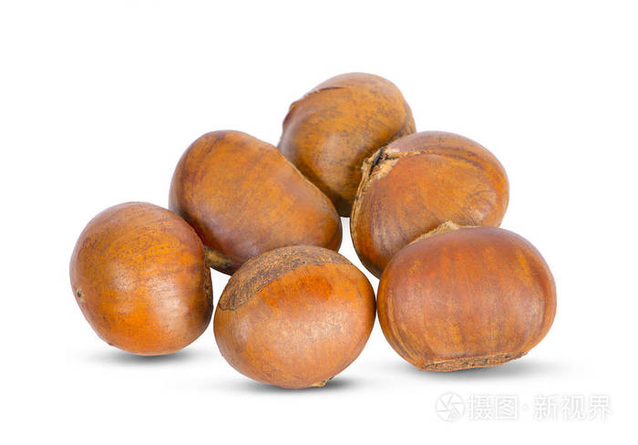 新鲜的栗子白色背景上的一个孤立的