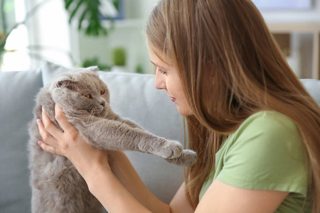 漂亮的女人和可爱的猫在家图片