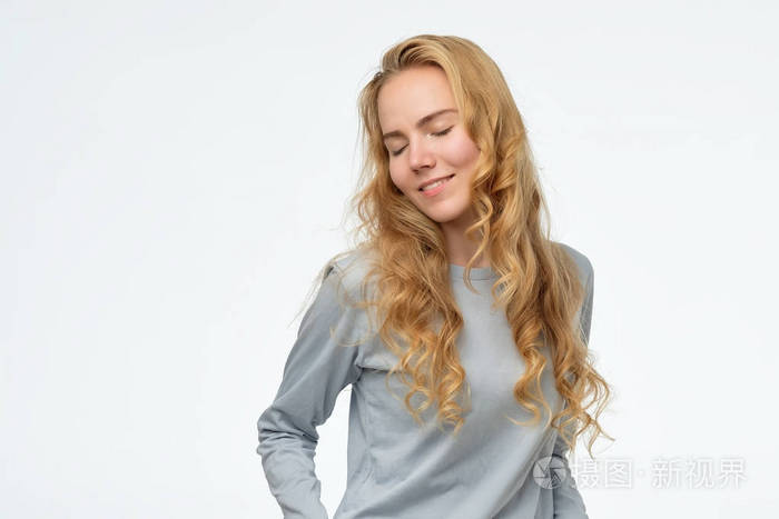 白种女人害羞地笑着低头不好意思