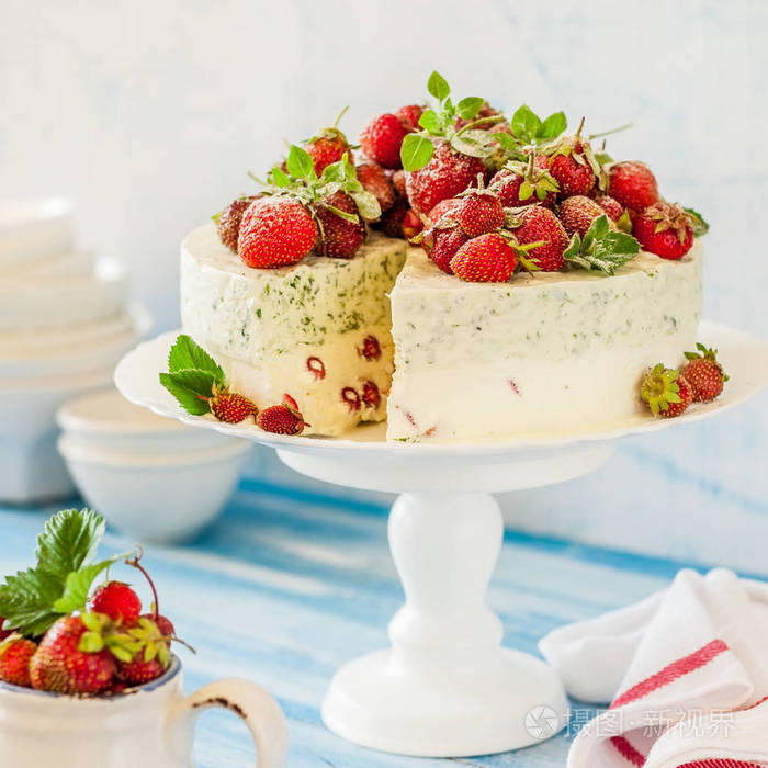草莓罗勒冰淇淋蛋糕