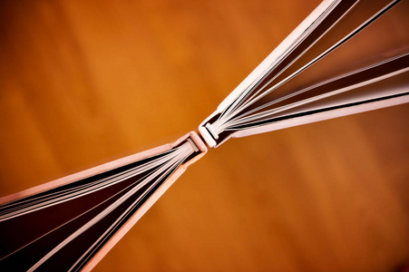 地照两本薄薄的书的尾端,从上面照在模糊的地板上照片