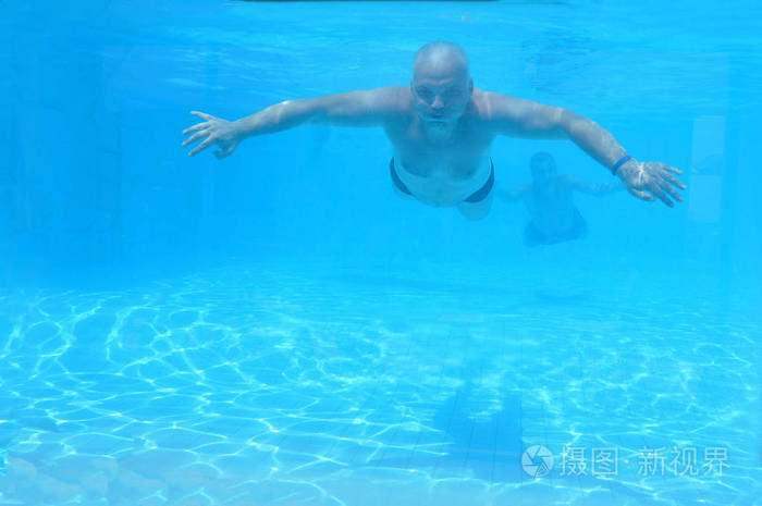 男人穿着内裤在游泳池里游泳