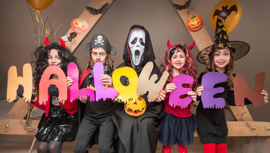 的孩子们万圣节派对上的孩子们万圣节派对上的孩子们冬季化妆舞会概念