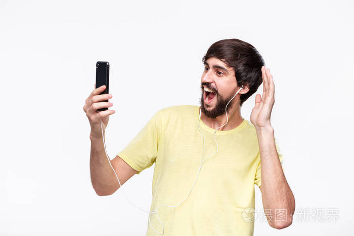 英俊的深色胡子男人留着胡子通过视频聊天和朋友聊天智能手机被隔离在