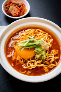 麻辣面韩国麻辣方便面白色背景上孤立的麻辣方便面.