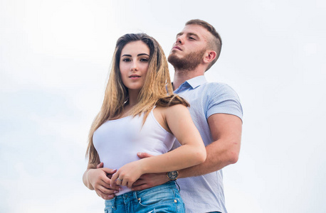 男女拥抱自然背景.真爱.支持她.家庭之爱.忠诚和信任.