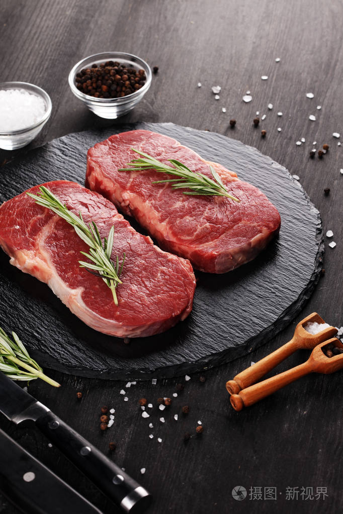 生牛排烧烤肋眼牛排或后腿牛排