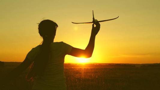 十几岁的孩子梦想着飞行并成为飞行员.这个女孩想成为飞行员照片