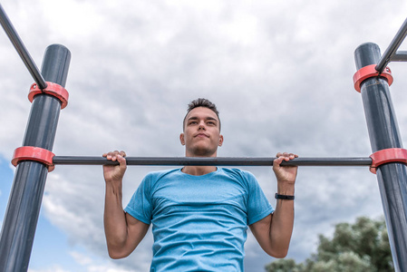 年轻人积极的生活方式,强大而时尚的男人.运动中的力量和动力.照片