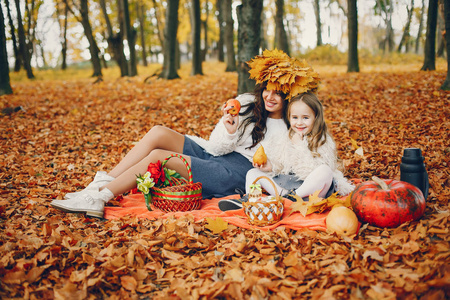 秋天公园里可爱时尚的家庭图片