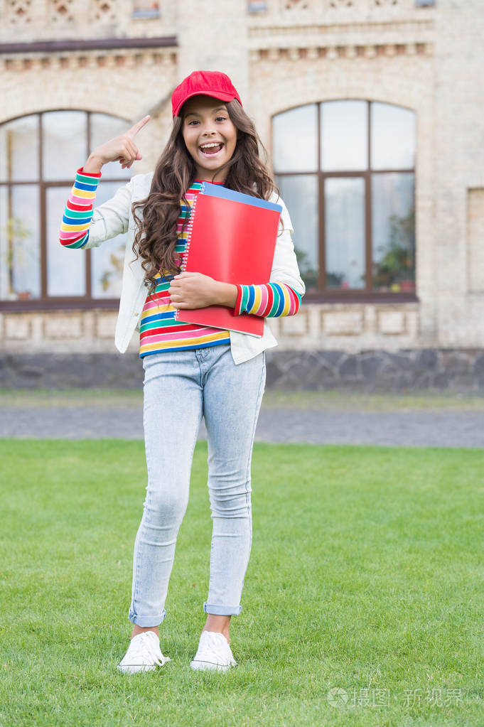 国外教育.儿童学校的学生拿着课本学习.学校教育.现代教育.